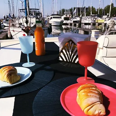 Luxury Yacht In * Lissabon